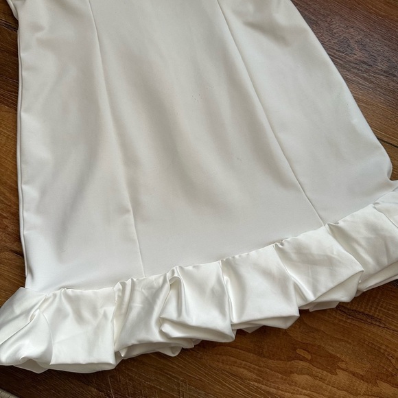 Elegant White Dress with Ruffle Hem - Picture 3 of 7